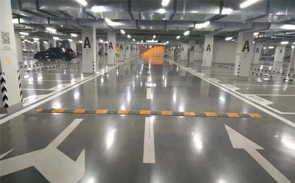 金剛砂耐磨地坪粉化的原因？